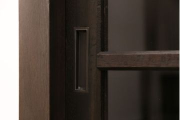 昭和中期の戸棚をリペア&カスタム!収納部をセパレートさせ、可動式の棚板を設置。建具はクリアガラスを組み入れ。引き手は黒染をして取り付け。濃い茶色で着色し仕上げ。(サイドボード、食器棚、収納棚)