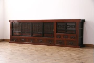 明治期の水屋箪笥・上段をリペア&カスタム!高さと奥行きをリサイズ。建具の金網をクリアガラスに変更。可動式の棚板を設置。天板を取り付け。(食器棚、収納棚、戸棚)