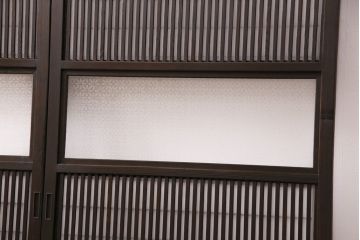 格子戸2枚をリペア&カスタム!設置場所に合わせてリサイズ。裏障子は破れにくい障子紙に張り替え。ガラスは花菱模様ガラスに入れ替え。濃い茶色で着色し仕上げ。(引き戸、建具)