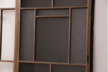 昭和初期のガラス戸4枚をリペア&カスタム!設置場所に合わせてリサイズ。引手と戸車を取り付け。クリアガラス、ダイヤガラス、ゆらゆらガラス、変わり花菱模様ガラスに差し替え。クリアワックス仕上げ。戸枠を新たに製作。(引き戸、建具)