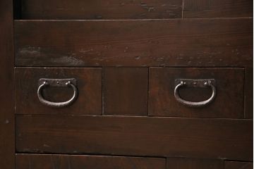 明治大正期の水屋箪笥サイドボードをリペア&カスタム!天板を新材で張り替え。各収納部に対して一枚の棚板を取り付け、左側収納部は可動式。引き戸の金網は結霜ガラスに変更。濃い茶色で着色し仕上げ。(食器棚、収納棚、戸棚)
