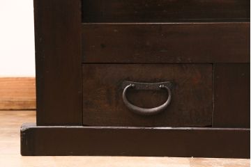 明治大正期の水屋箪笥サイドボードをリペア&カスタム!天板を新材で張り替え。各収納部に対して一枚の棚板を取り付け、左側収納部は可動式。引き戸の金網は結霜ガラスに変更。濃い茶色で着色し仕上げ。(食器棚、収納棚、戸棚)