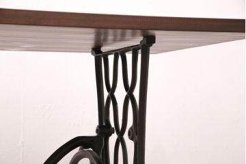 シンガーミシンの鉄脚をリペア&カスタム!天板を取り付け、ミシンテーブルにリメイク。天板は濃い茶色、鉄脚は黒色に着色し仕上げ。(ミシン台、カフェテーブル)