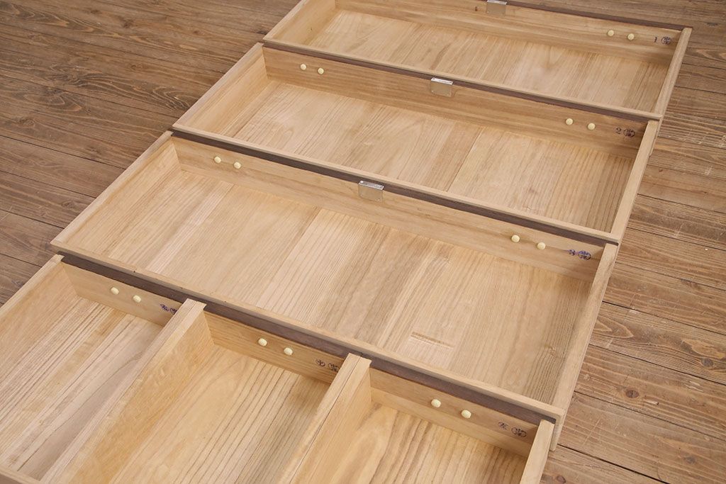 国産の桐箪笥をリペア&カスタム!高品質リペアを施し、当店商品を参考に着色し仕上げ。(衣装箪笥、和タンス、着物箪笥、桐たんす)