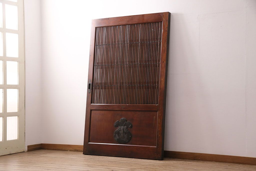 明治期の格子蔵戸をリペア&カスタム!格子裏にクリアガラスをはめ込み、引き手を取り付け。下框の振れ止め加工。当店商品を参考に着色し仕上げ。(引き戸、建具)