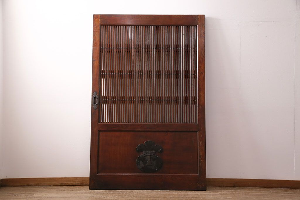 明治期の格子蔵戸をリペア&カスタム!格子裏にクリアガラスをはめ込み、引き手を取り付け。下框の振れ止め加工。当店商品を参考に着色し仕上げ。(引き戸、建具)