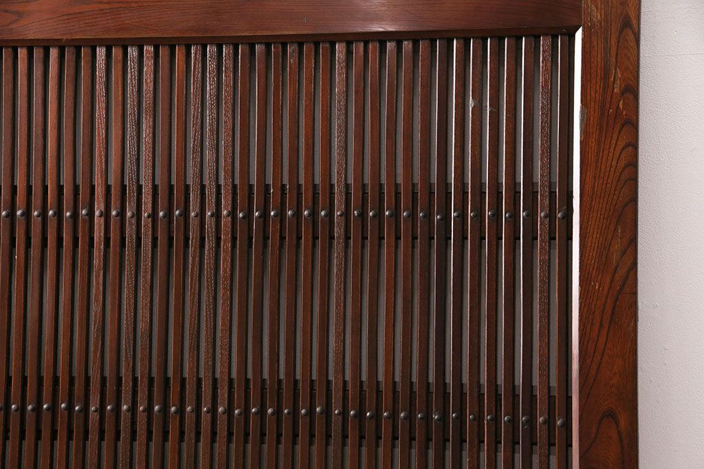 明治期の格子蔵戸をリペア&カスタム!格子裏にクリアガラスをはめ込み、引き手を取り付け。下框の振れ止め加工。当店商品を参考に着色し仕上げ。(引き戸、建具)