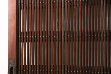 明治期の格子蔵戸をリペア&カスタム!格子裏にクリアガラスをはめ込み、引き手を取り付け。下框の振れ止め加工。当店商品を参考に着色し仕上げ。(引き戸、建具)