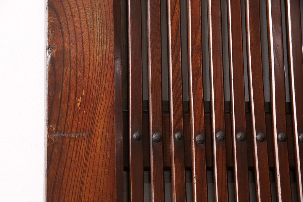 明治期の格子蔵戸をリペア&カスタム!格子裏にクリアガラスをはめ込み、引き手を取り付け。下框の振れ止め加工。当店商品を参考に着色し仕上げ。(引き戸、建具)