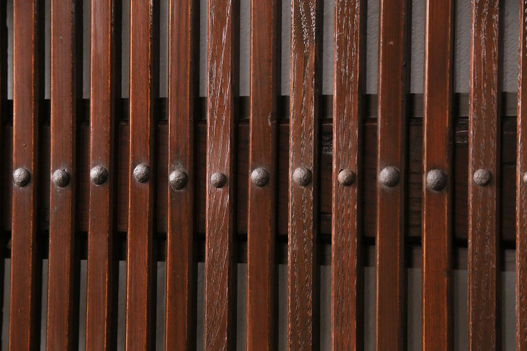 明治期の格子蔵戸をリペア&カスタム!格子裏にクリアガラスをはめ込み、引き手を取り付け。下框の振れ止め加工。当店商品を参考に着色し仕上げ。(引き戸、建具)