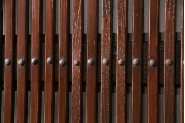 明治期の格子蔵戸をリペア&カスタム!格子裏にクリアガラスをはめ込み、引き手を取り付け。下框の振れ止め加工。当店商品を参考に着色し仕上げ。(引き戸、建具)