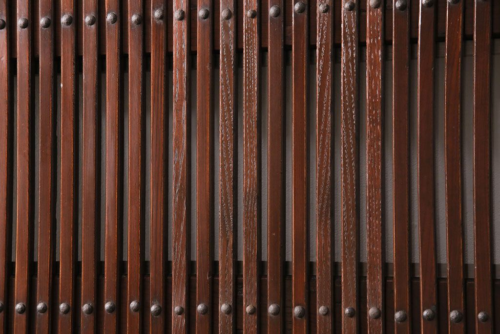 明治期の格子蔵戸をリペア&カスタム!格子裏にクリアガラスをはめ込み、引き手を取り付け。下框の振れ止め加工。当店商品を参考に着色し仕上げ。(引き戸、建具)