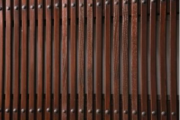 明治期の格子蔵戸をリペア&カスタム!格子裏にクリアガラスをはめ込み、引き手を取り付け。下框の振れ止め加工。当店商品を参考に着色し仕上げ。(引き戸、建具)