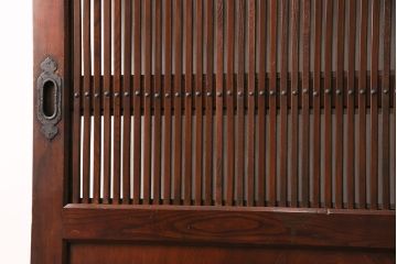 明治期の格子蔵戸をリペア&カスタム!格子裏にクリアガラスをはめ込み、引き手を取り付け。下框の振れ止め加工。当店商品を参考に着色し仕上げ。(引き戸、建具)