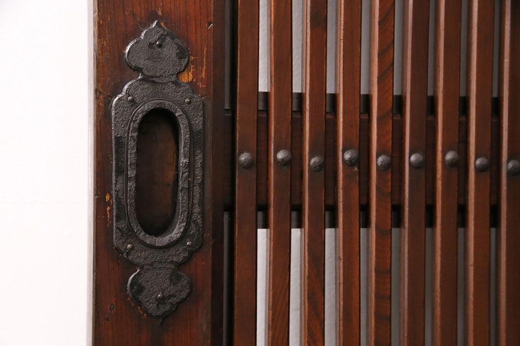 明治期の格子蔵戸をリペア&カスタム!格子裏にクリアガラスをはめ込み、引き手を取り付け。下框の振れ止め加工。当店商品を参考に着色し仕上げ。(引き戸、建具)