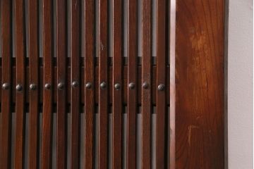 明治期の格子蔵戸をリペア&カスタム!格子裏にクリアガラスをはめ込み、引き手を取り付け。下框の振れ止め加工。当店商品を参考に着色し仕上げ。(引き戸、建具)