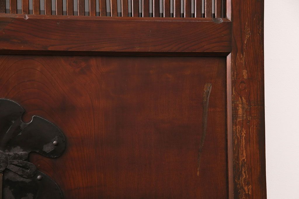 明治期の格子蔵戸をリペア&カスタム!格子裏にクリアガラスをはめ込み、引き手を取り付け。下框の振れ止め加工。当店商品を参考に着色し仕上げ。(引き戸、建具)