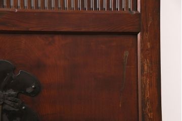 明治期の格子蔵戸をリペア&カスタム!格子裏にクリアガラスをはめ込み、引き手を取り付け。下框の振れ止め加工。当店商品を参考に着色し仕上げ。(引き戸、建具)