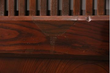 明治期の格子蔵戸をリペア&カスタム!格子裏にクリアガラスをはめ込み、引き手を取り付け。下框の振れ止め加工。当店商品を参考に着色し仕上げ。(引き戸、建具)