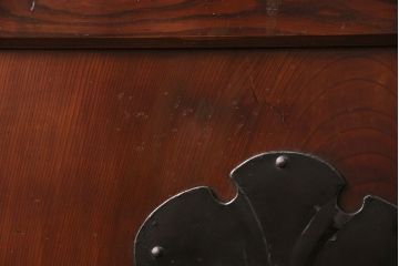 明治期の格子蔵戸をリペア&カスタム!格子裏にクリアガラスをはめ込み、引き手を取り付け。下框の振れ止め加工。当店商品を参考に着色し仕上げ。(引き戸、建具)