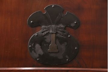 明治期の格子蔵戸をリペア&カスタム!格子裏にクリアガラスをはめ込み、引き手を取り付け。下框の振れ止め加工。当店商品を参考に着色し仕上げ。(引き戸、建具)