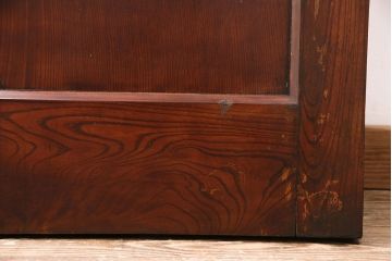 明治期の格子蔵戸をリペア&カスタム!格子裏にクリアガラスをはめ込み、引き手を取り付け。下框の振れ止め加工。当店商品を参考に着色し仕上げ。(引き戸、建具)