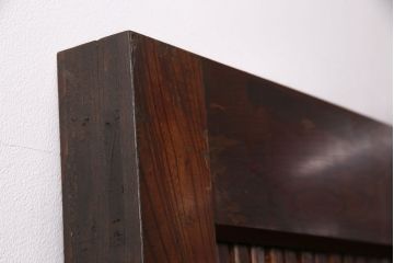 明治期の格子蔵戸をリペア&カスタム!格子裏にクリアガラスをはめ込み、引き手を取り付け。下框の振れ止め加工。当店商品を参考に着色し仕上げ。(引き戸、建具)