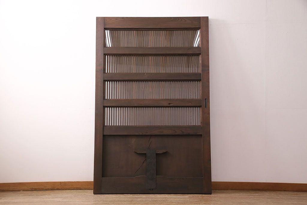 明治期の格子蔵戸をリペア&カスタム!格子裏にクリアガラスをはめ込み、引き手を取り付け。下框の振れ止め加工。当店商品を参考に着色し仕上げ。(引き戸、建具)