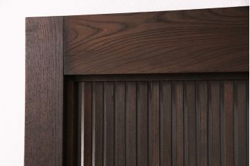 明治期の格子蔵戸をリペア&カスタム!格子裏にクリアガラスをはめ込み、引き手を取り付け。下框の振れ止め加工。当店商品を参考に着色し仕上げ。(引き戸、建具)