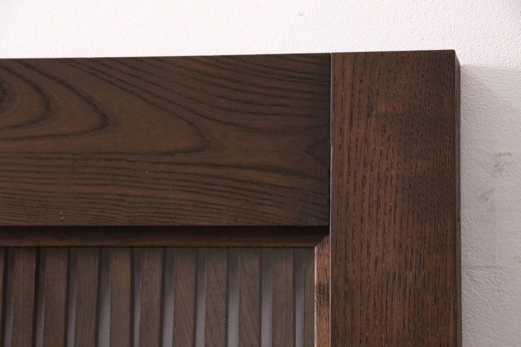 明治期の格子蔵戸をリペア&カスタム!格子裏にクリアガラスをはめ込み、引き手を取り付け。下框の振れ止め加工。当店商品を参考に着色し仕上げ。(引き戸、建具)