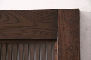 明治期の格子蔵戸をリペア&カスタム!格子裏にクリアガラスをはめ込み、引き手を取り付け。下框の振れ止め加工。当店商品を参考に着色し仕上げ。(引き戸、建具)