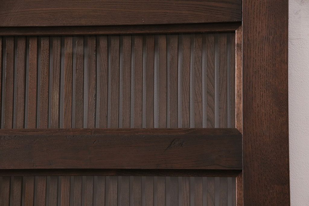 明治期の格子蔵戸をリペア&カスタム!格子裏にクリアガラスをはめ込み、引き手を取り付け。下框の振れ止め加工。当店商品を参考に着色し仕上げ。(引き戸、建具)