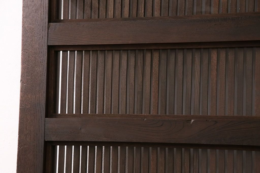 明治期の格子蔵戸をリペア&カスタム!格子裏にクリアガラスをはめ込み、引き手を取り付け。下框の振れ止め加工。当店商品を参考に着色し仕上げ。(引き戸、建具)