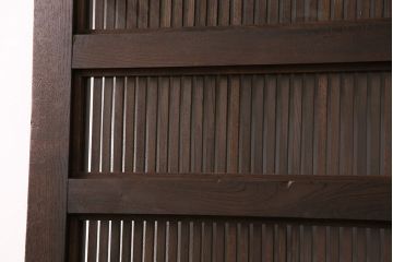 明治期の格子蔵戸をリペア&カスタム!格子裏にクリアガラスをはめ込み、引き手を取り付け。下框の振れ止め加工。当店商品を参考に着色し仕上げ。(引き戸、建具)