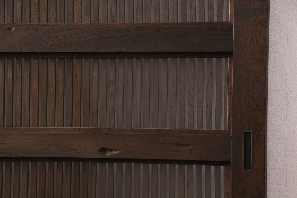 明治期の格子蔵戸をリペア&カスタム!格子裏にクリアガラスをはめ込み、引き手を取り付け。下框の振れ止め加工。当店商品を参考に着色し仕上げ。(引き戸、建具)