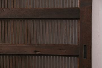 明治期の格子蔵戸をリペア&カスタム!格子裏にクリアガラスをはめ込み、引き手を取り付け。下框の振れ止め加工。当店商品を参考に着色し仕上げ。(引き戸、建具)