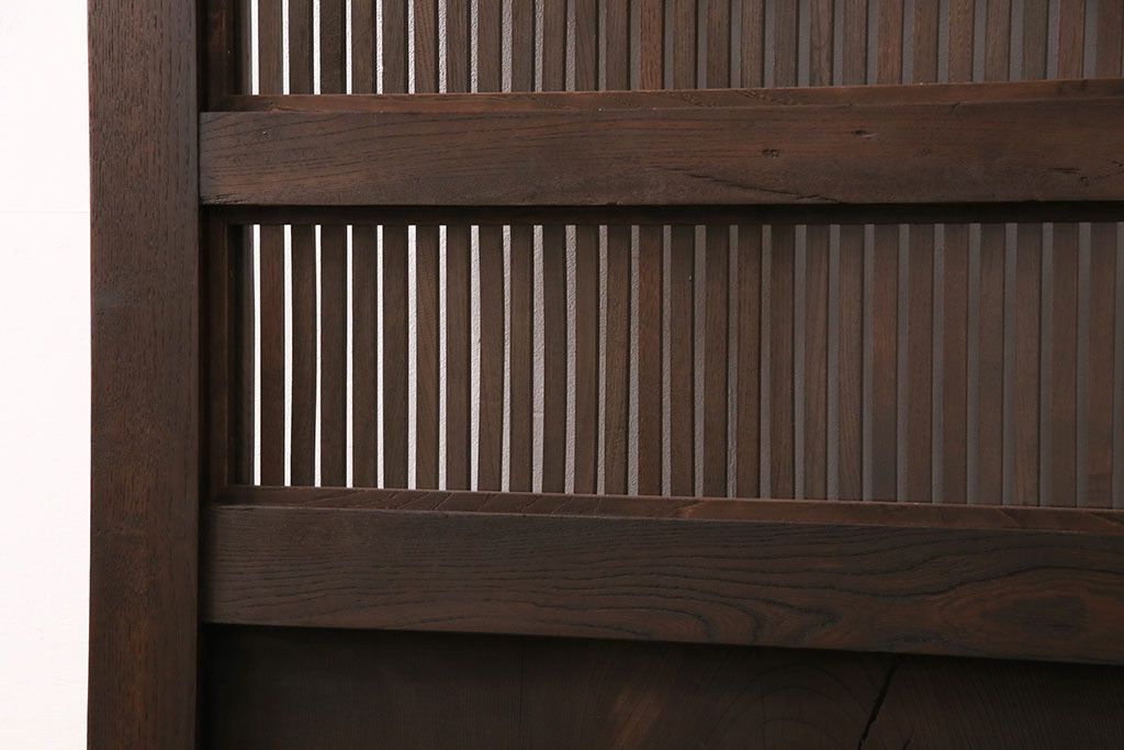 明治期の格子蔵戸をリペア&カスタム!格子裏にクリアガラスをはめ込み、引き手を取り付け。下框の振れ止め加工。当店商品を参考に着色し仕上げ。(引き戸、建具)