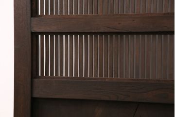 明治期の格子蔵戸をリペア&カスタム!格子裏にクリアガラスをはめ込み、引き手を取り付け。下框の振れ止め加工。当店商品を参考に着色し仕上げ。(引き戸、建具)