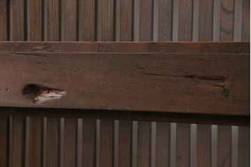 明治期の格子蔵戸をリペア&カスタム!格子裏にクリアガラスをはめ込み、引き手を取り付け。下框の振れ止め加工。当店商品を参考に着色し仕上げ。(引き戸、建具)