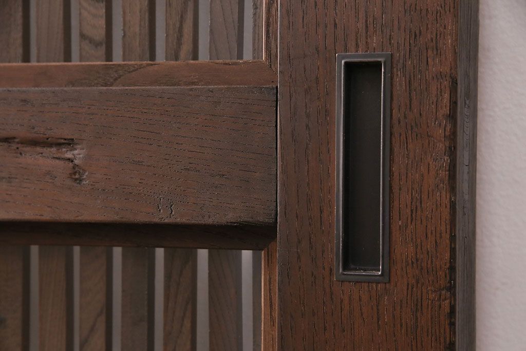 明治期の格子蔵戸をリペア&カスタム!格子裏にクリアガラスをはめ込み、引き手を取り付け。下框の振れ止め加工。当店商品を参考に着色し仕上げ。(引き戸、建具)