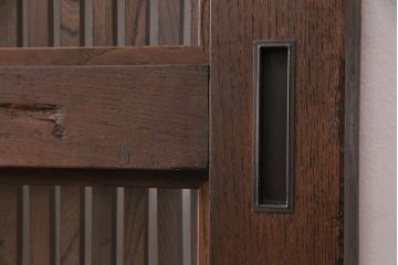 明治期の格子蔵戸をリペア&カスタム!格子裏にクリアガラスをはめ込み、引き手を取り付け。下框の振れ止め加工。当店商品を参考に着色し仕上げ。(引き戸、建具)