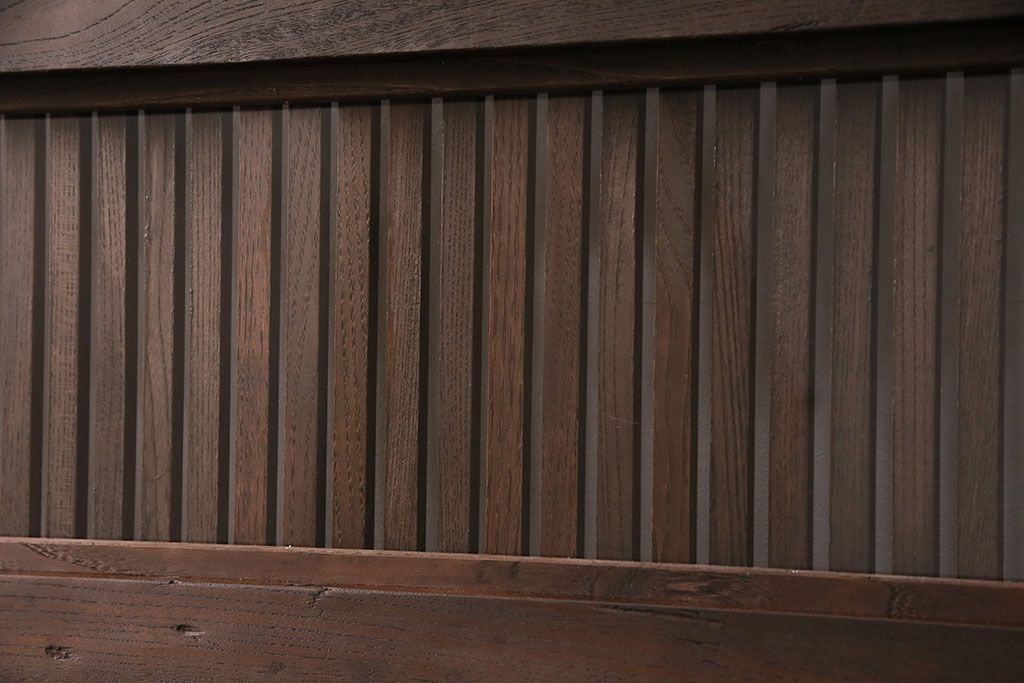 明治期の格子蔵戸をリペア&カスタム!格子裏にクリアガラスをはめ込み、引き手を取り付け。下框の振れ止め加工。当店商品を参考に着色し仕上げ。(引き戸、建具)