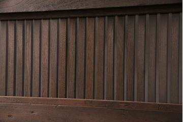 明治期の格子蔵戸をリペア&カスタム!格子裏にクリアガラスをはめ込み、引き手を取り付け。下框の振れ止め加工。当店商品を参考に着色し仕上げ。(引き戸、建具)