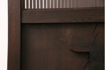 明治期の格子蔵戸をリペア&カスタム!格子裏にクリアガラスをはめ込み、引き手を取り付け。下框の振れ止め加工。当店商品を参考に着色し仕上げ。(引き戸、建具)