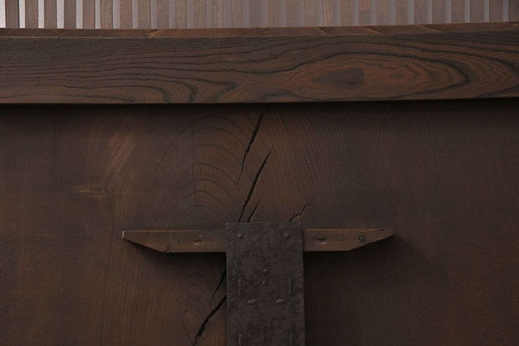 明治期の格子蔵戸をリペア&カスタム!格子裏にクリアガラスをはめ込み、引き手を取り付け。下框の振れ止め加工。当店商品を参考に着色し仕上げ。(引き戸、建具)