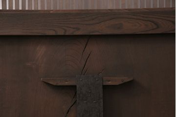 明治期の格子蔵戸をリペア&カスタム!格子裏にクリアガラスをはめ込み、引き手を取り付け。下框の振れ止め加工。当店商品を参考に着色し仕上げ。(引き戸、建具)