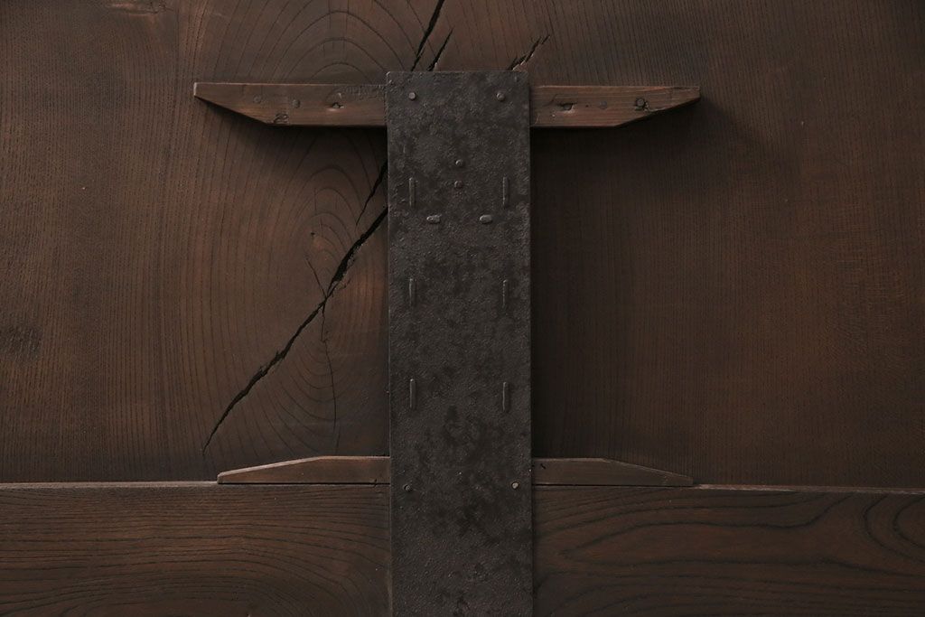 明治期の格子蔵戸をリペア&カスタム!格子裏にクリアガラスをはめ込み、引き手を取り付け。下框の振れ止め加工。当店商品を参考に着色し仕上げ。(引き戸、建具)