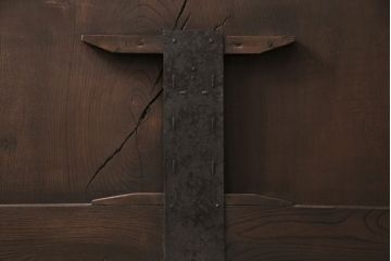 明治期の格子蔵戸をリペア&カスタム!格子裏にクリアガラスをはめ込み、引き手を取り付け。下框の振れ止め加工。当店商品を参考に着色し仕上げ。(引き戸、建具)