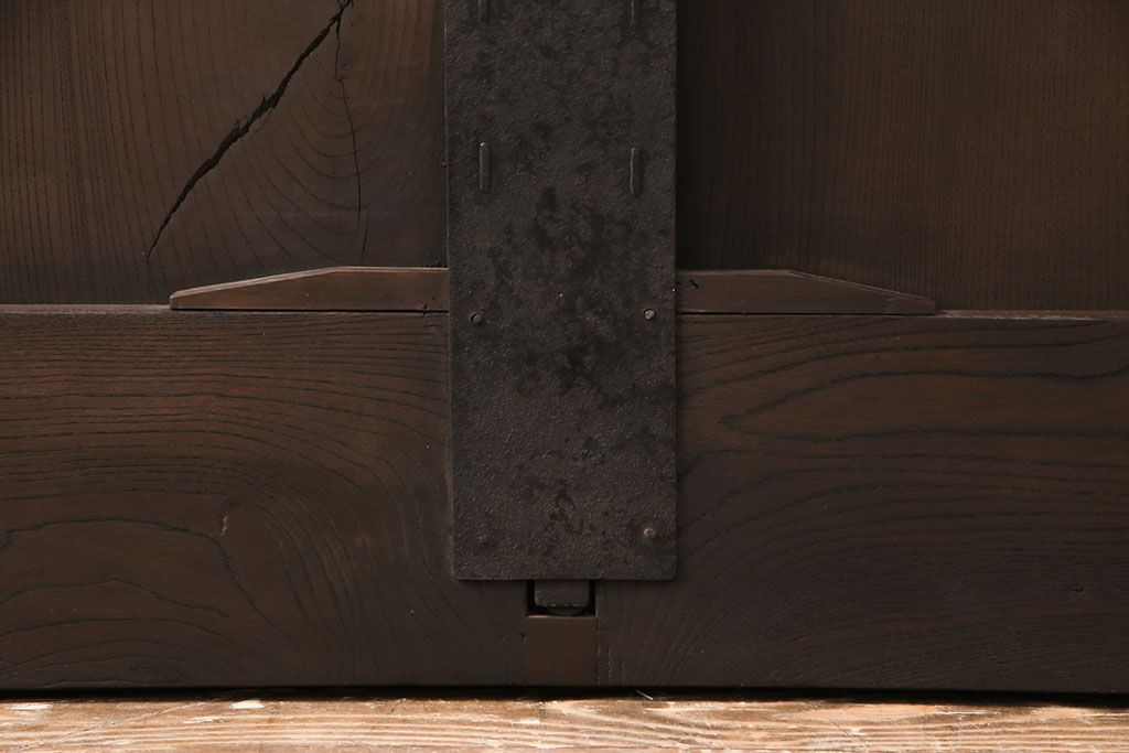 明治期の格子蔵戸をリペア&カスタム!格子裏にクリアガラスをはめ込み、引き手を取り付け。下框の振れ止め加工。当店商品を参考に着色し仕上げ。(引き戸、建具)