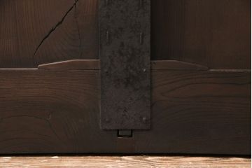 明治期の格子蔵戸をリペア&カスタム!格子裏にクリアガラスをはめ込み、引き手を取り付け。下框の振れ止め加工。当店商品を参考に着色し仕上げ。(引き戸、建具)